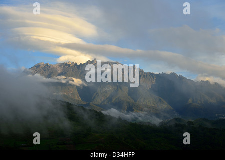 Mount Kinabalu in einer dünnen Wolke. Kinabalu National Park, Sabah, Borneo, Malaysia. Stockfoto