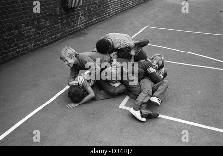 Grundschule Kinder spielen Kämpfe, Spielspiele. Rough und Tumble South London. 1970er Jahre England. 70ER JAHRE UK HOMER SYKES Stockfoto