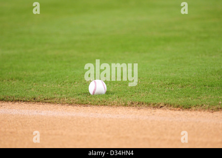 liegen auf dem Rasen im Bereich Baseball Stockfoto