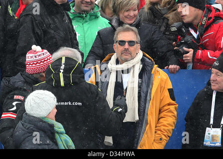 US-Schauspieler Kevin Costner auf der Tribüne der Herren Abfahrt bei der alpinen Ski-WM in Schladming, Österreich, 9. Februar 2013. Foto: Karl-Josef Hildenbrand/Dpa +++(c) Dpa - Bildfunk +++ Stockfoto