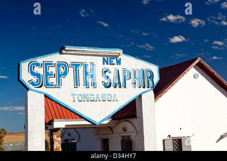 Madagaskar, Ilakaka, Tongasoa Saphir Bergarbeiterdorf Septh Saphir shop Zeichen Stockfoto