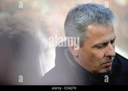 Mönchengladbach, Deutschland, 9. Februar 2013. Mönchengladbach Cheftrainer Lucien Favre ist vor der Bundesliga-Fußballspiel zwischen Borussia Moenchengladbach und Bayer Leverkusen im Borussia-Park in Mönchengladbach, 9. Februar 2013 gesehen. Foto: JONAS GUETTLER/Dpa/Alamy Live News Stockfoto