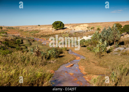 Madagaskar, Tongasoa Saphir Bergbau Dorfbewohner panning für Edelsteine im Fluss Stockfoto