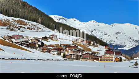 Panorama der Hintertuxer Skigebiet in den Zillertaler Alpen in Österreich mit dem fernen Blick auf Ski-Lifte und Pisten Stockfoto