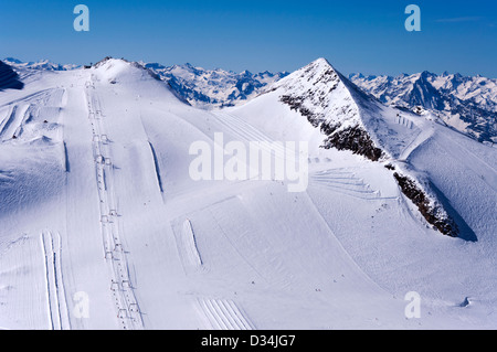 Skifahrer, Skilifte, Abfahrten und Pisten am Hintertuxer Gletscher in den Zillertaler Alpen in Österreich. Stockfoto