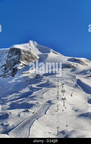 Hintertuxer Gletscher in Zillertaler Alpen in Österreich mit Loipen, Pisten und Lifte bei Sonnenuntergang. Stockfoto