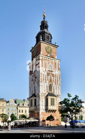 Rathaus-Turm mit Uhr auf dem Hauptmarkt (Rynek) in Krakau, Polen Stockfoto