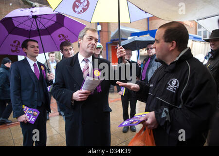 Die UKIP, Eastleigh, Hampshire, England, Vereinigtes Königreich. 09.02.2013 besucht Nigel Farage UK Unabhängigkeit Parteichef Eastleigh zugeschnitten Wähler in das Zentrum von Eastleigh vor der bevorstehenden Nachwahl am 28. Februar stattfinden. Nigel Farage gesehen hier im Gespräch mit Dylan Chandler, der in der Gemeinschaft lebt. Stockfoto