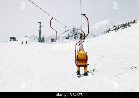 Völker mit Skilift gebündelt. Cheget Mount. Russland. Kaukasus. Stockfoto