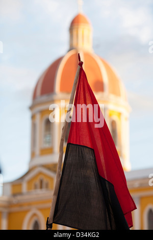 Singen die Nationalhymne auf einer politischen Kundgebung vor der Kathedrale von Granada in Nicaragua mit der FSLN Stockfoto
