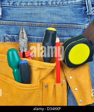 Gürtel mit Werkzeugen auf Rückseite des Jeans-Maut Stockfoto