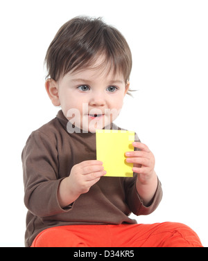 Baby halten und zeigt eine leere gelbe Notiz auf einem weißen Hintergrund isoliert Stockfoto