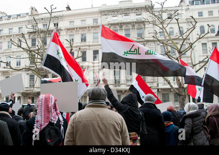 London, UK. 9. Februar 2013.  Demonstranten versammeln sich gegenüber der irakischen Botschaft, sich gegen einen Angriff auf Camp Liberty, einem ehemaligen US-Militärstützpunkt im Irak, die iranischen Exilanten im Gegensatz zu der derzeitigen Regelung in ihrem Land beherbergt. Fünf Menschen wurden getötet und 42 verletzt durch Katjuscha-Raketen. Bisher hat niemand die Verantwortung für den Angriff behauptet. Bildnachweis: Pete Maclaine / Alamy Live News Stockfoto