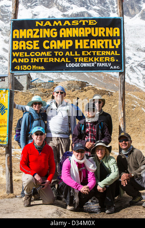 Ein trekking Gruppe AtAnnapurna Basislager auf 4130 m vor Annapurna South Gipfel von Annapurna Sanctuary, Himalaya, Nepal. Stockfoto