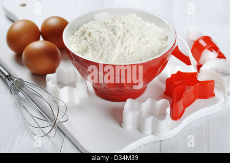 Zutaten für das Backen: Eiern, Butter, Mehl und Cookie Cutter Stockfoto