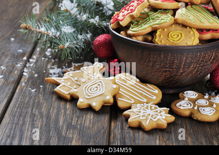 Weihnachten-Ingwer und Honig Cookies auf hölzernen Hintergrund. Stern, Tanne, Herzen, tragen Form. Stockfoto