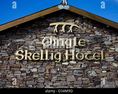 Der Name 'Dingle Skellig Hotel" in goldenen Buchstaben auf Granit in Dingle, County Kerry, Irland mit drei Männer, die ein currach oberhalb der Worte. Stockfoto