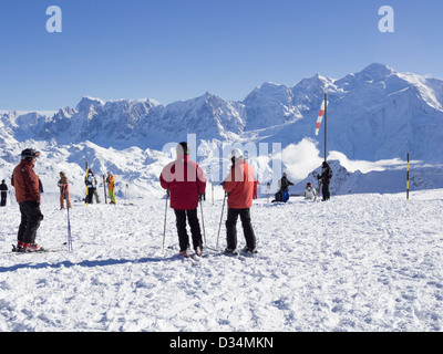 Skifahrer bei Les Grandes Platieres im Skigebiet Le Grand Massif mit Blick auf Mont Blanc und die Berge in den französischen Alpen. Flaine, Frankreich Stockfoto