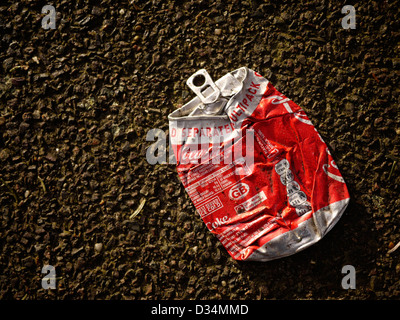 Zerkleinerte ausrangierte Coca Cola kann in der Straße Stockfoto