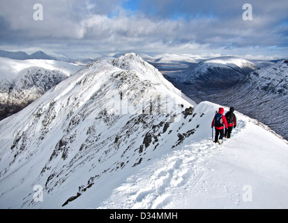 Zwei Winter Bergsteiger auf dem schottischen Berg Buachaille Etive Beag in Glencoe im schottischen Hochland, Schottland, Vereinigtes Königreich Stockfoto