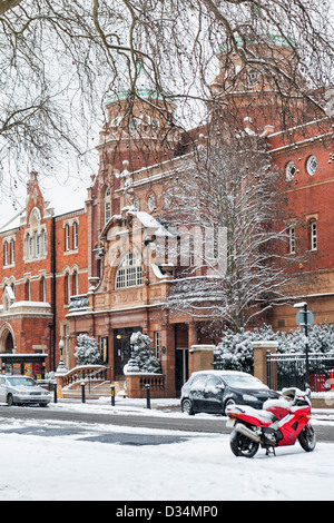 Richmond Theater - historische, denkmalgeschützte Gebäude außen und Fassade nach einem Winter Schnee fallen - Richmond upon Thames, Surrey Stockfoto