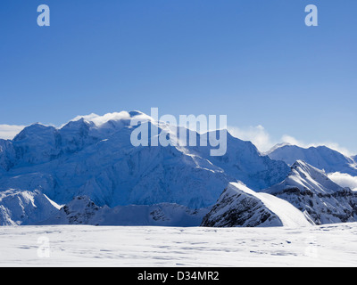 Blick vom Les Grandes Platieres in Le Grand Massif auf schneebedeckten Mont Blanc und Berge in den französischen Alpen. Rhone-Alpes, Frankreich Stockfoto