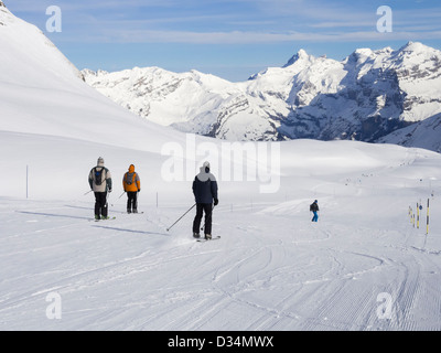 Skifahren auf 14 km blaue Skifahrer laufen Les Cascades im Le Grand Massif Skigebiet in den französischen Alpen. Flaine, Rhone-Alpes, Frankreich Stockfoto
