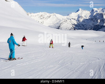 Skifahrer Skifahren, 14 km blau Schneehang Les Cascades Skipiste in Le Grand Massif ski Area in die Französischen Alpen. Flaine Rhone-Alpes Frankreich Stockfoto