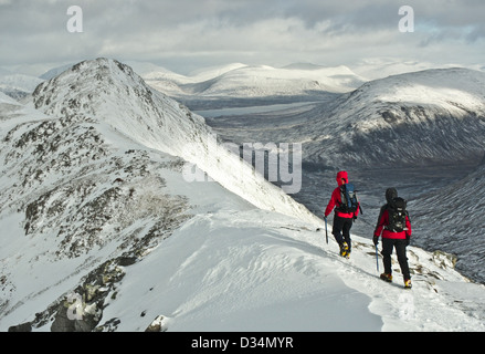 Zwei Winter Bergsteiger auf dem schottischen Berg Buachaille Etive Beag in Glencoe im schottischen Hochland, Schottland, Vereinigtes Königreich Stockfoto