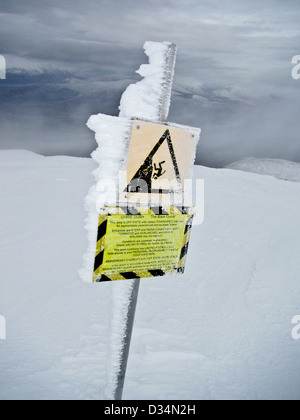 Schottischer Berg Aonach Mor Warnung vor der Gefahr des Fallens post anmelden Stockfoto