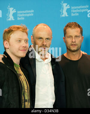 Berlin, Deutschland. 9. Februar 2013. Britischer Schauspieler Rupert Grint (L-R), Schweden geborene Regisseur Fredrik Bond und deutsche Schauspieler Til Schweiger bei einem Fototermin für "The notwendigen Tod von Charlie Countryman" während der 63. jährlichen internationalen Filmfestspiele Berlin, in Berlin, Deutschland, 9. Februar 2013 darstellen. Der Film wird im Wettbewerb der Berlinale präsentiert. Foto: Michael Kappeler/Dpa Alamy Live News Stockfoto