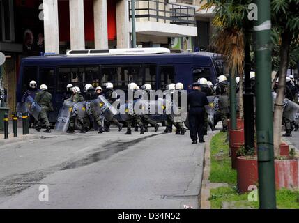 Athen, Griechenland. 9. Februar 2013. Eine Polizeiabsperrung während einer antifaschistischen Protest im Stadtteil Ambelokipi, Athen, Griechenland am 09.02.2013. Demonstranten protestieren gegen die Eröffnung eines neuen Büros der rechtsextremen Partei "Golden Dawn" ist auf der Mesogion Avenue im Stadtteil Ambelokipi, Athen, Griechenland. Foto: Giorgos Nikolaidis / Alamy Live News Stockfoto