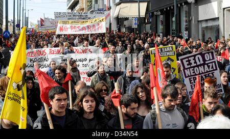 Athen, Griechenland. 9. Februar 2013. Mehrere hundert Menschen, die Teilnahme an einer antifaschistischen Protest im Stadtteil Ambelokipi, Athen, Griechenland am 09.02.2013. Sie demonstrieren gegen die Eröffnung eines neuen Büros der rechtsextremen Partei "Golden Dawn" ist auf der Mesogion Avenue im Stadtteil Ambelokipi, Athen, Griechenland. Foto: Giorgos Nikolaidis / Alamy Live News Stockfoto