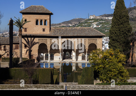 Gärten der Partal mit dem Damen-Turm (Torre de Las Damas) gesehen auf das Gebäude an der Rückseite Alhambra Granada, Spanien Stockfoto