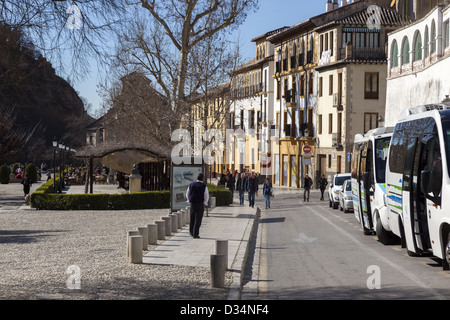 Fahnen der Europäischen Union, Andalusien, Spanien (versteckt) und Granada Torre De La Vela Wachturm Alcazaba Alhambra Spanien Touristen Stockfoto
