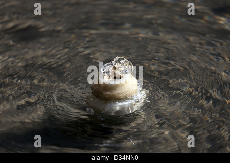 Mittelteil der Brunnen mit Wasser sprudeln und fließt ein abstraktes Bild erstellen Stockfoto