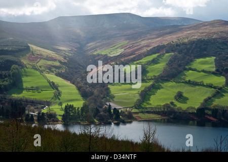 Querformat in Richtung Waun Rydd Hügel über den Stausee Wanderungen im Brecon Beacons National Park, South Wales. Stockfoto