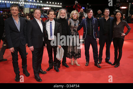 Schauspieler Marko Mandić (L-R), Peter Kurth, Lars Rudolph, Wolfgang Packhaeuser, Rosa Enskat, Uwe Bohm, Regisseur Thomas Arslan und Gast ankommen für die Premiere von "Gold" bei den 63. jährlichen internationalen Filmfestspiele Berlin, in Berlin, Deutschland, 9. Februar 2013. Der Film wird im Wettbewerb der Berlinale präsentiert. Foto: Michael Kappeler/Dpa +++(c) Dpa - Bildfunk +++ Stockfoto