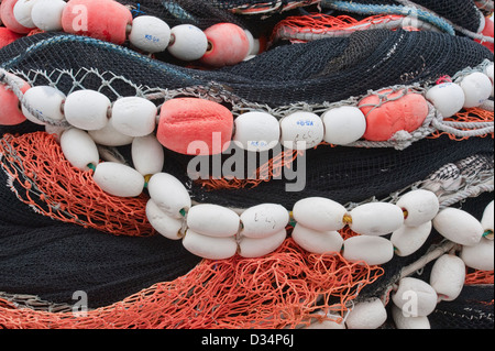 Bunte kommerziellen Fischernetze gestapelt am Ufer in Sitka, Alaska, USA Stockfoto