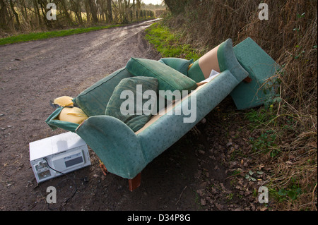 Mikrowelle, Sofa und Sessel, gedumpten Möbel Fly Kippen auf einen Feldweg in The Warren, Hay on Wye, Powys, Wales, UK Stockfoto