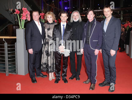 Schauspieler Peter Kurth (L-R), Rosa Enskat, Lars Rudolph, Wolfgang Packhaeuser, Uwe Bohm und Marko Mandić kommen für die Premiere von "Gold" bei den 63. jährlichen internationalen Filmfestspiele Berlin, in Berlin, Deutschland, 9. Februar 2013. Der Film wird im Wettbewerb der Berlinale präsentiert. Foto: Jörg Carstensen/dpa Stockfoto