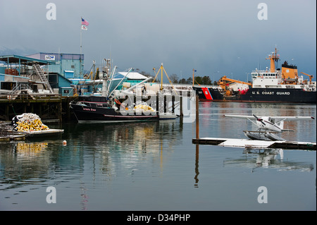 US Coast Guard Cutter Ahorn angedockt im Kanal gegenüber Stadt Seaplane base, Alaska, USA Stockfoto