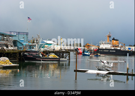 US Coast Guard Cutter Ahorn angedockt im Kanal gegenüber Stadt Seaplane base, Alaska, USA Stockfoto