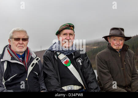 Tryweryn, Wales, UK. 9. Februar 2013.   Eine Kundgebung war statt, auf dem Tryweryn Damm um 50 Jahre zu gedenken, da eine Bombe auf der Website von Demonstranten explodiert war. Auf dem Bild sind David Walters, die Sabbotage auf der Baustelle, John Jenkins, ein Mitglied des MAC, anderen walisischen Bombardierungen ins Gefängnis geworfen wurde, und Owain Williams, einer der ursprünglichen Tryweryn Bomber durchgeführt. Bildnachweis: atgof.co / Alamy Live News Stockfoto