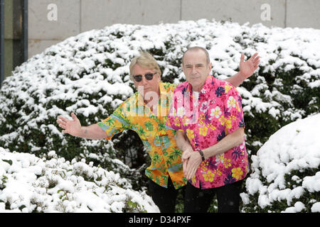 Berlin, Deutschland. 9. Februar 2013. Britische Musiker Rick Parfitt und Francis Rossi der Band stellt Status Quo bei einem Fototermin während der 63. jährliche Berlin International Film Festival Berlinale, in der Nähe des Hotel Interconti in Berlin, Deutschland, 9. Februar 2013. Bildnachweis: Dpa Picture Alliance / Alamy Live News Stockfoto