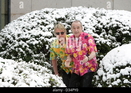 Berlin, Deutschland. 9. Februar 2013. Britische Musiker Rick Parfitt und Francis Rossi der Band stellt Status Quo bei einem Fototermin während der 63. jährliche Berlin International Film Festival Berlinale, in der Nähe des Hotel Interconti in Berlin, Deutschland, 9. Februar 2013. Bildnachweis: Dpa Picture Alliance / Alamy Live News Stockfoto