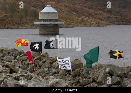 Tryweryn, Wales, UK. 9. Februar 2013.   Eine Kundgebung war statt, auf dem Tryweryn Damm um 50 Jahre zu gedenken, da eine Bombe auf der Website von Demonstranten explodiert war. Das Hochwasser von Capel Celyn, erstellen ein Reservoir um Liverpool mit Wasser zu versorgen, war ein Schlüsselmoment in der walisischen Politik. Auf dem Stausee zum Gedenken an die Menschen mussten aus ihren Häusern ermöglichen den Bau des Stausees wurden Kränze und Narzissen übersät. Bildnachweis: atgof.co / Alamy Live News Stockfoto