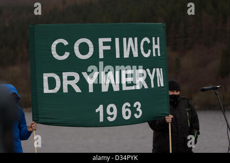 Tryweryn, Wales, UK. 9. Februar 2013.   Cofiwch Dryweryn - denken Sie daran Tryweryn.  Eine Kundgebung war statt, auf dem Tryweryn Damm um 50 Jahre zu gedenken, da eine Bombe auf der Website von Demonstranten explodiert war. Das Hochwasser von Capel Celyn, erstellen ein Reservoir um Liverpool mit Wasser zu versorgen, war ein Schlüsselmoment in der walisischen Politik. Auf dem Stausee zum Gedenken an die Menschen mussten aus ihren Häusern ermöglichen den Bau des Stausees wurden Kränze und Narzissen übersät. Bildnachweis: atgof.co / Alamy Live News Stockfoto