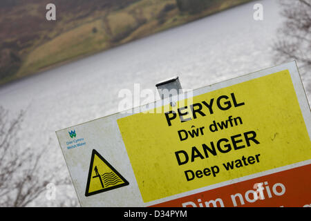 Tryweryn, Wales, UK. 9. Februar 2013.   Eine Kundgebung war statt, auf dem Tryweryn Damm um 50 Jahre zu gedenken, da eine Bombe auf der Website von Demonstranten explodiert war. Das Hochwasser von Capel Celyn, erstellen ein Reservoir um Liverpool mit Wasser zu versorgen, war ein Schlüsselmoment in der walisischen Politik. Auf dem Stausee zum Gedenken an die Menschen mussten aus ihren Häusern ermöglichen den Bau des Stausees wurden Kränze und Narzissen übersät. Bildnachweis: atgof.co / Alamy Live News Stockfoto