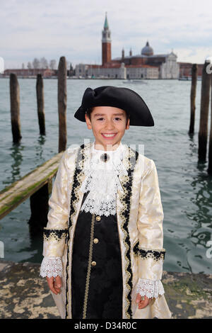 Venedig, Italien. 9. Februar 2013. Das Wochenende war beliebt auf der Venedig Karneval 2013 als Menschenmassen strömten, um die fantastischen Kostüme und Masken in Venedig zu sehen. Bildnachweis: Paul Brown / Alamy Live News Stockfoto